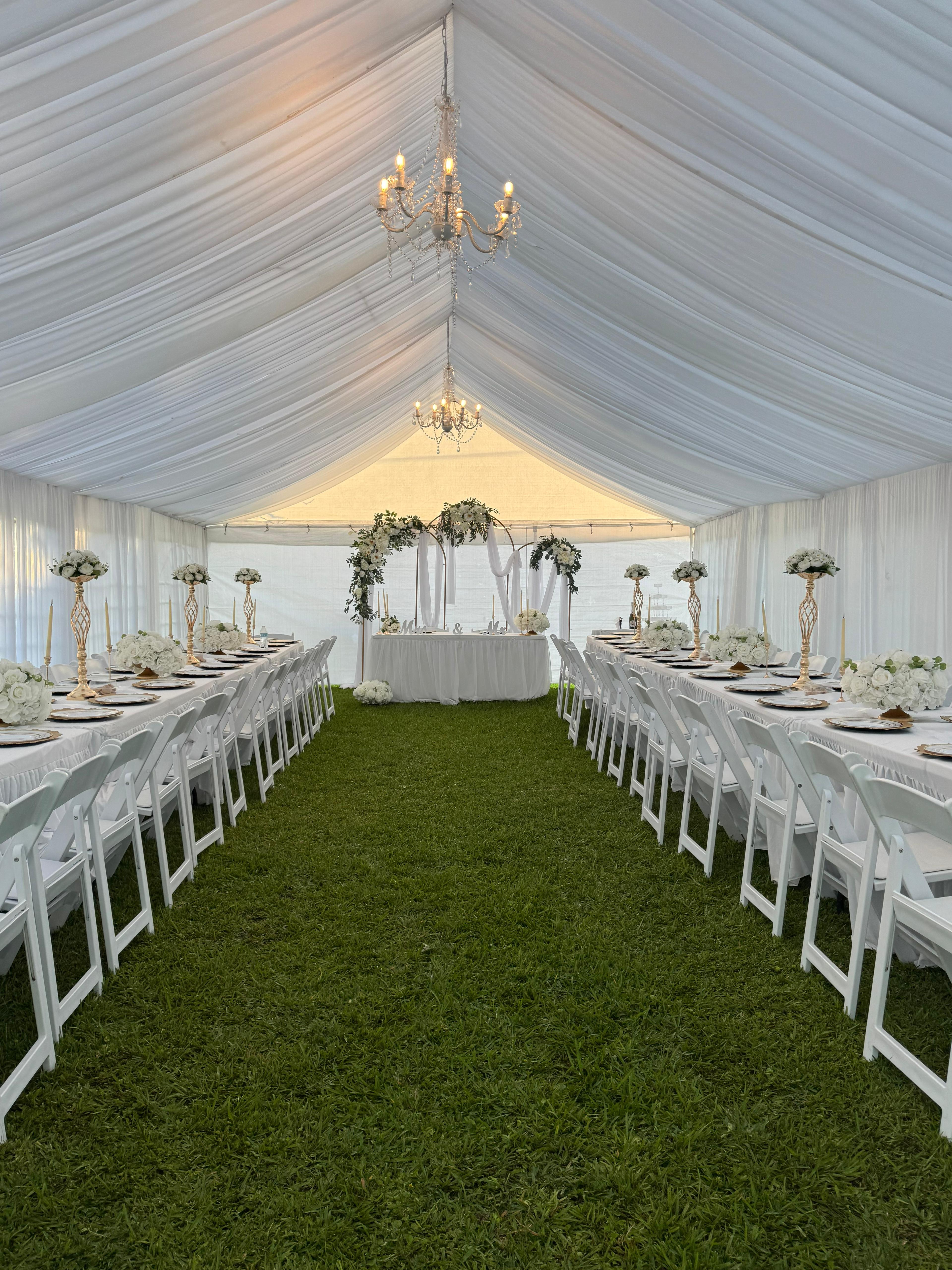 Interior de carpa para boda elegante