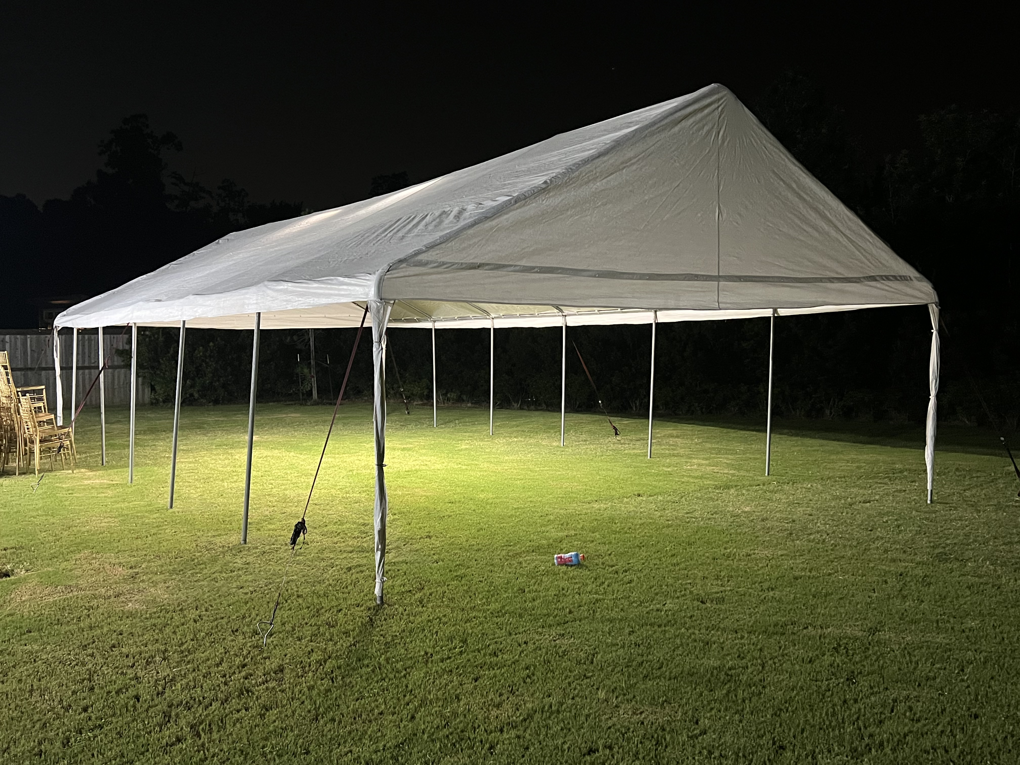 Carpa grande iluminada de noche